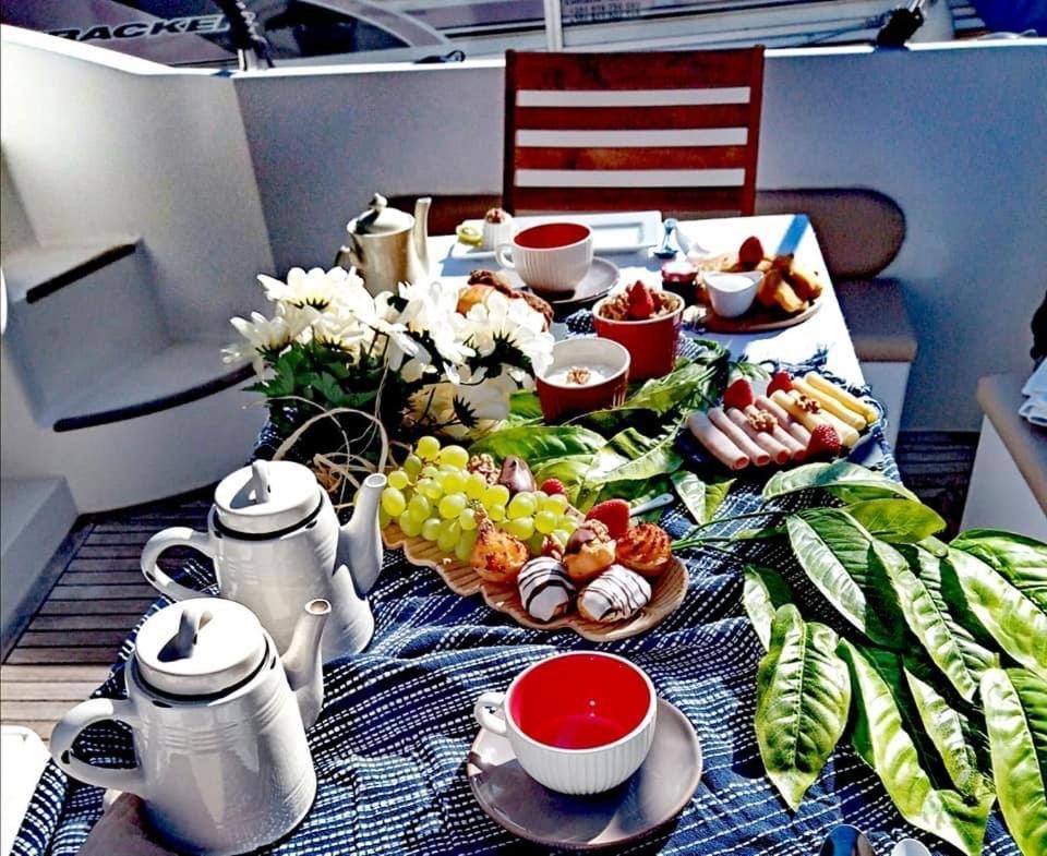 Aquadouro Yacht Radames - Sleep Boat Experience Hotell Castelo de Paiva Exteriör bild